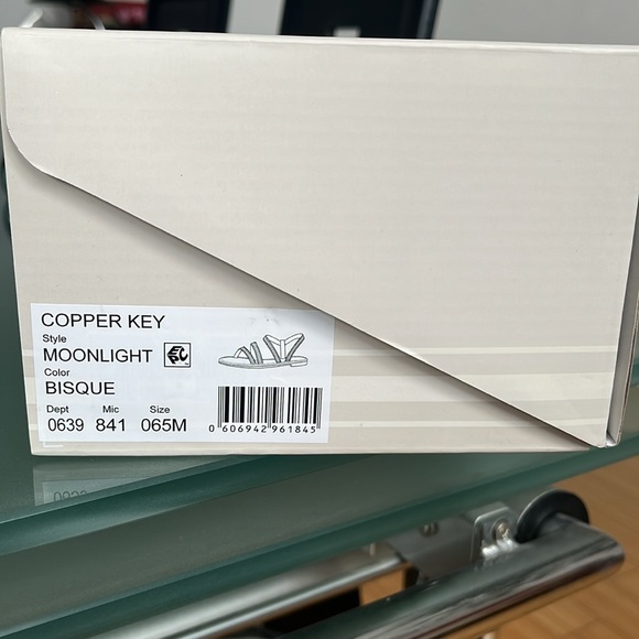 Cooper Key sandals with crystal stones on bisque color leather size 6.5M - Picture 5 of 6